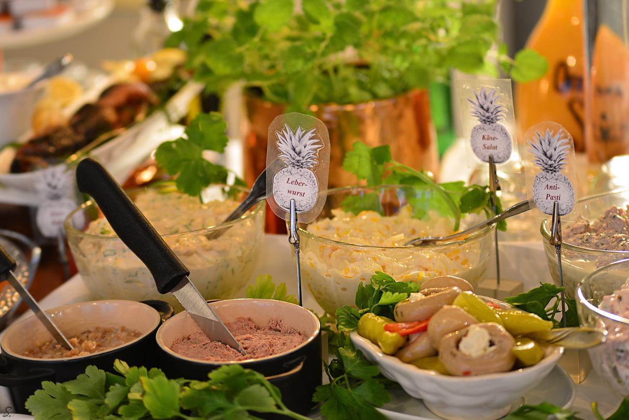 Emmerich Hotel Goerlitz Eksteriør bilde A buffet with a selection of food